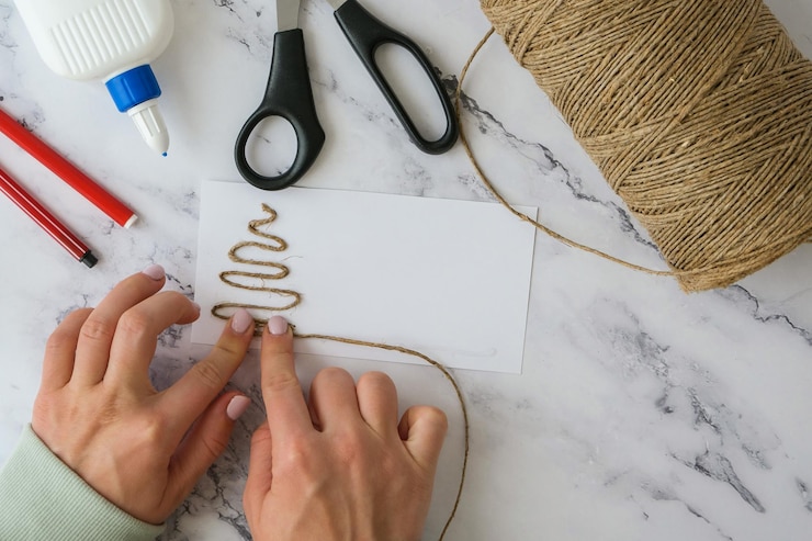 Foto las tijeras de cuerda de cinta diy se utilizan para crear tarjetas de felicitación individuales feliz navidad árbol de navidad
