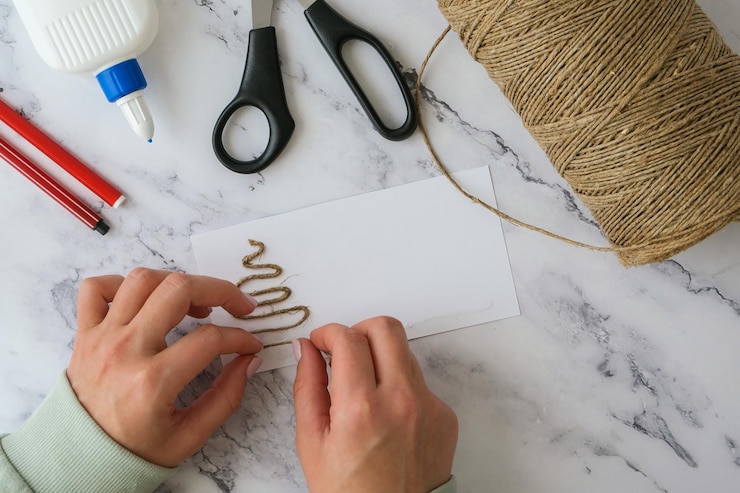 Foto las tijeras de cuerda de cinta diy se utilizan para crear tarjetas de felicitación individuales feliz navidad árbol de navidad