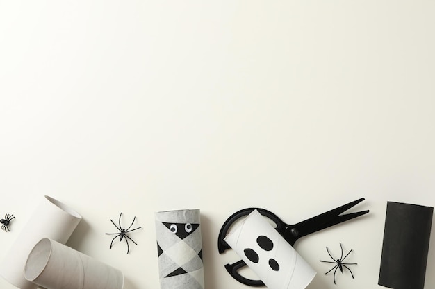 Foto tijeras fantasma de papel y momia en el espacio de fondo blanco para texto