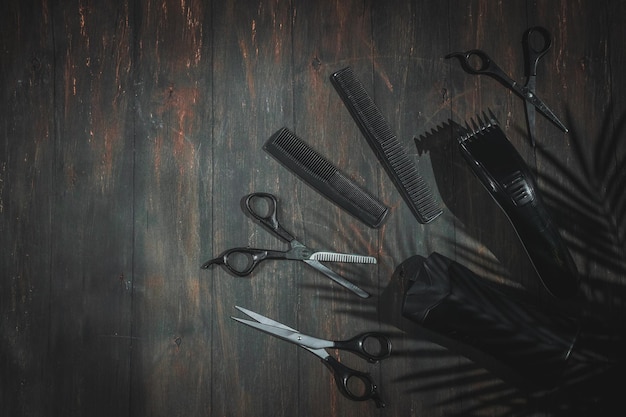 Foto tijeras peines champú y cortadora de cabello para hombres se encuentran a la derecha en un negro