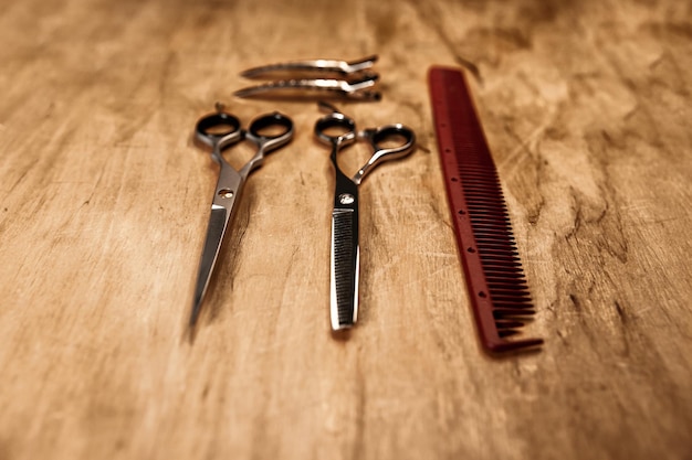 Tijeras de peluquero y peine de mesa de madera