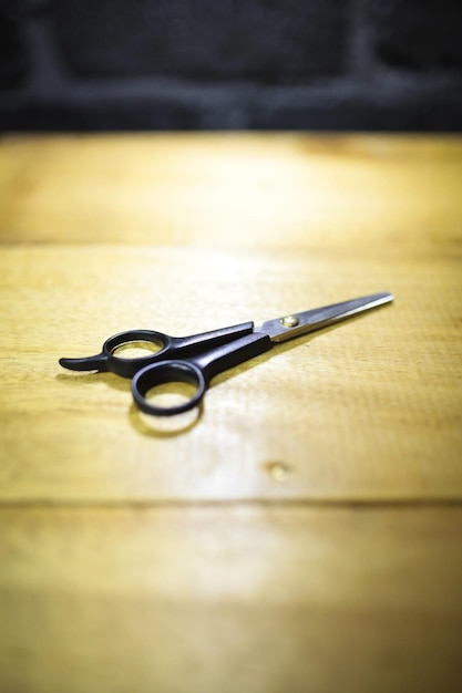 Tijeras de peluquero profesional elegante corte de pelo sobre fondo de madera