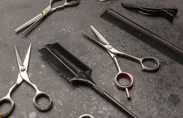 Tijeras de peluquero profesional elegante tijeras de corte de pelo sobre fondo negro Peluquería