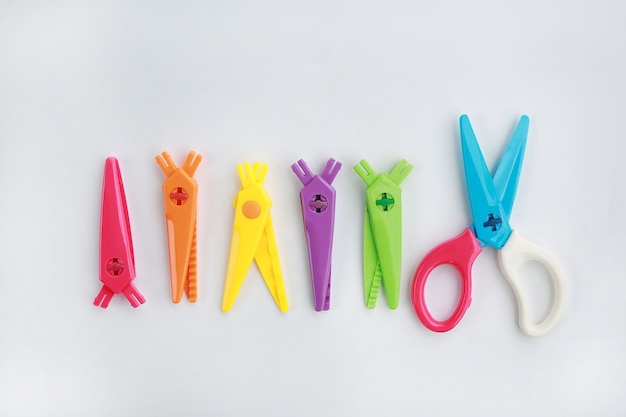 Las tijeras plásticas creativas de la seguridad de los niños fijaron en el fondo blanco.