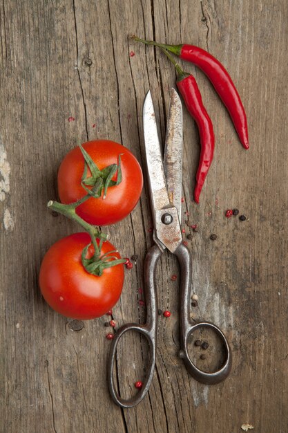 Tijeras y verduras viejas