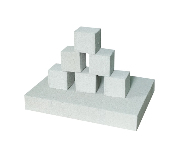 Foto tijolo de construção leve isolado no branco. bloco de gesso espumado leve isolado no branco.