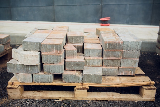 Tijolo para construção no canteiro de obras.