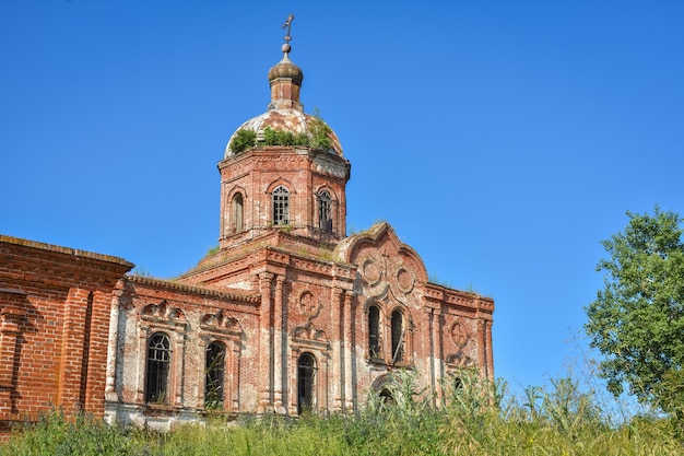 Tijolo velho abandonou a Igreja Ortodoxa. uma igreja abandonada na aldeia