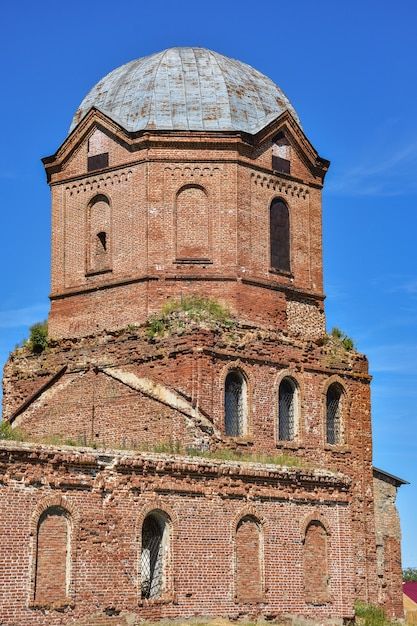 Tijolo velho abandonou a Igreja Ortodoxa. uma igreja abandonada na aldeia