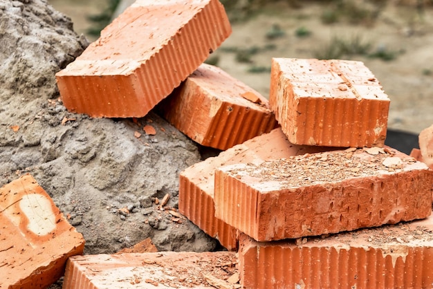 Tijolos cerâmicos vermelhos no canteiro de obras Keramoblock Tijolo oco Construção de um edifício de tijolo vermelho Closeup Material para a construção de paredes e divisórias