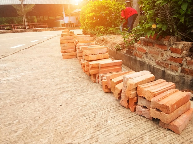 Tijolos de barro colocados em pisos de concreto