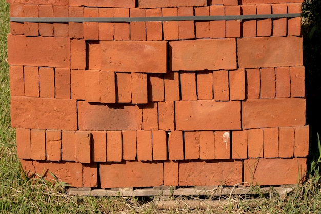 Tijolos empilhados para arquitetura de construção