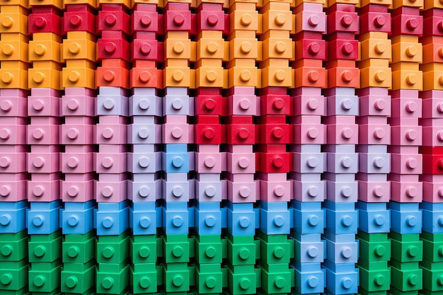 Tijolos LEGO coloridos dispostos em padrões