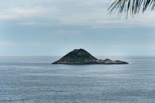 Tijuca-Inseln im Hintergrund, gesehen vom Strand Joatinga, Rio de Janeiro, Brasilien. Tag mit blauem Himmel und einigen Wolken.