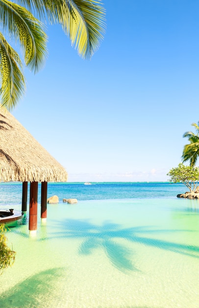 Tiki cabana e bar na piscina do hotel de luxo em um dia ensolarado