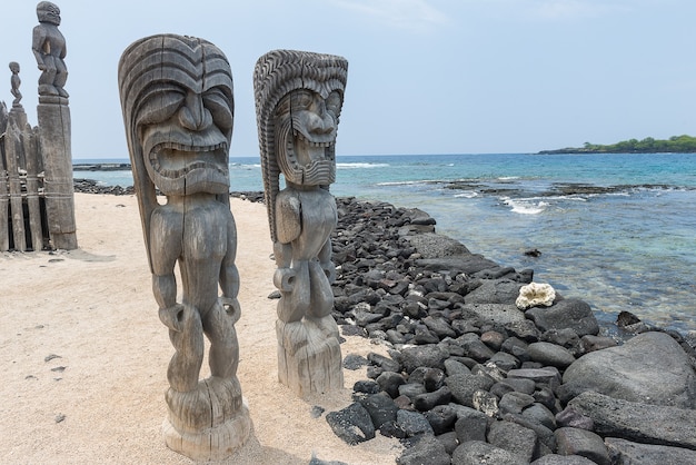 Tiki geschnitzte Statue auf Holz. Antike Skulptur von Hawaii