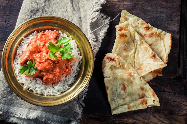 Tikka masala con arroz y pollo servido con pan Naan