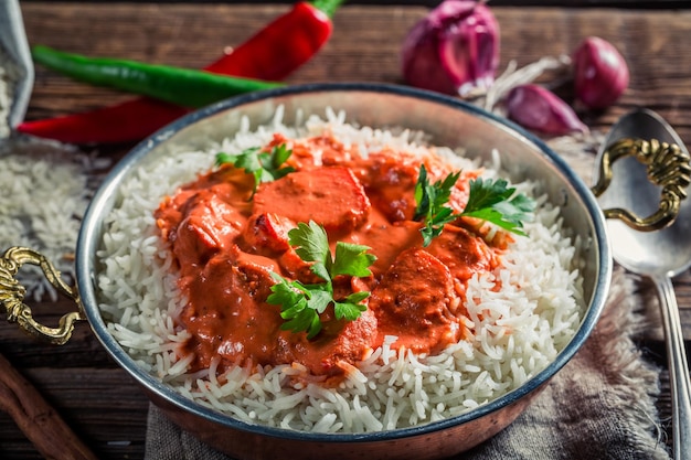 Tikka masala picante y dulce con pollo en salsa de tomate