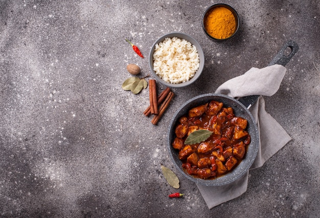 Tikka masala de pollo al curry con arroz