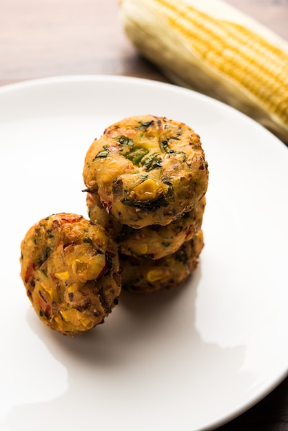 Tikki de maíz crujiente, pakora o pakoda o pattice también conocido como chuleta. servido con chutney verde. Enfoque selectivo