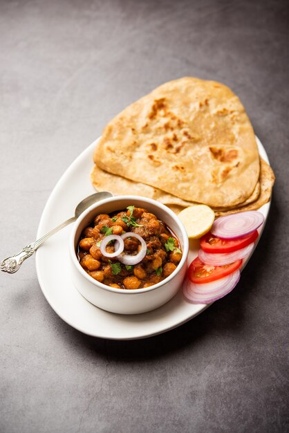 Tikona Paratha o Triangle parotha con chole o choley o chana masala