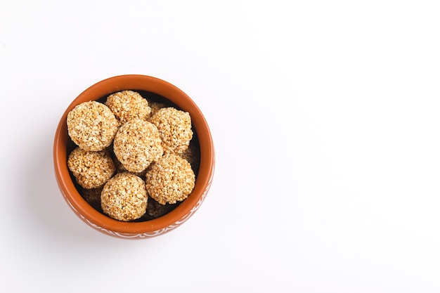 Til Gul OU Sweet Sesame seed ball ou Laddu com Fikri para o festival indiano Makar Sankranti