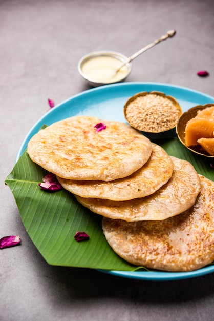 Til Gul roti para Makar Sankranti Sweet Chapati poli feito com açúcar mascavo de sementes de gergelim