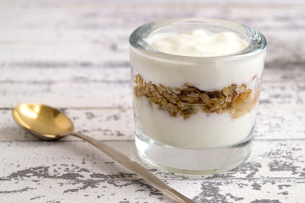 Útil yogur casero con nueces y muesli.