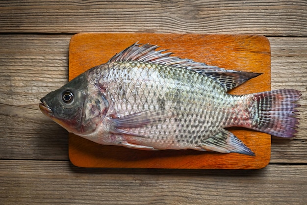 Tilapia auf Holzschneidebrett Hintergrund Frischer roher Tilapia-Fisch aus der Tilapia-Farm