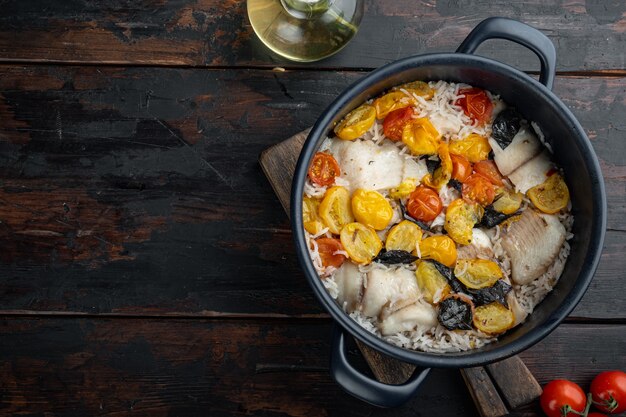 Tilápia branca com arroz basmati e tomate cereja, em madeira escura