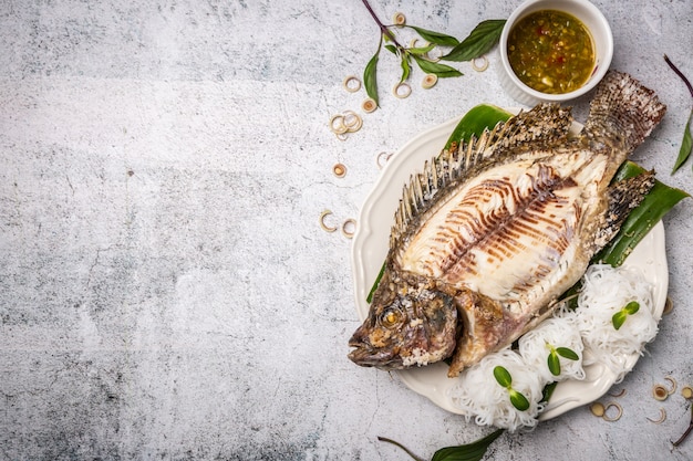 Tilápia grelhada com sal e molho de frutos do mar