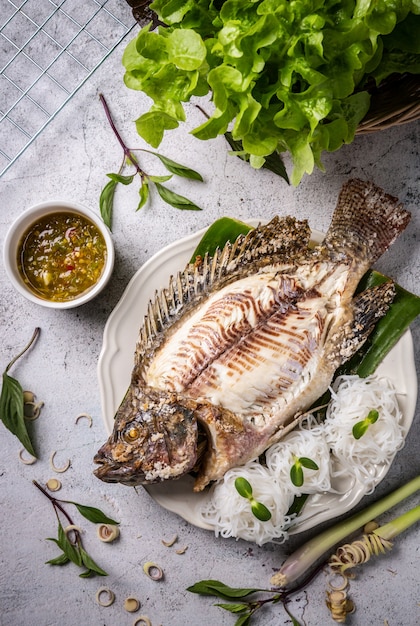 Tilapia a la parrilla con sal y salsa de mariscos