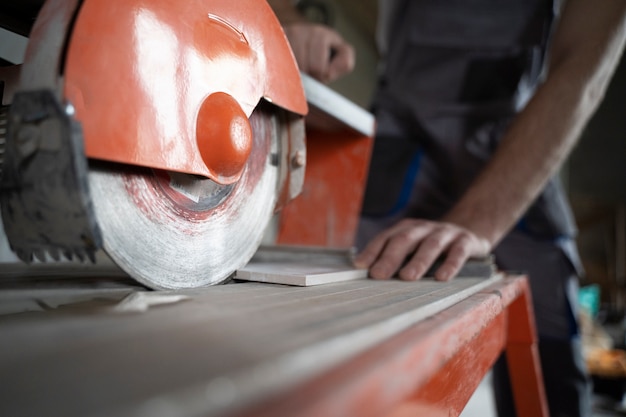 Tiler trabajando en la renovación del apartamento