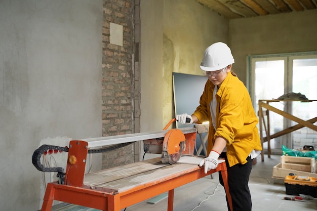 Foto tiler trabajando en la renovación del apartamento