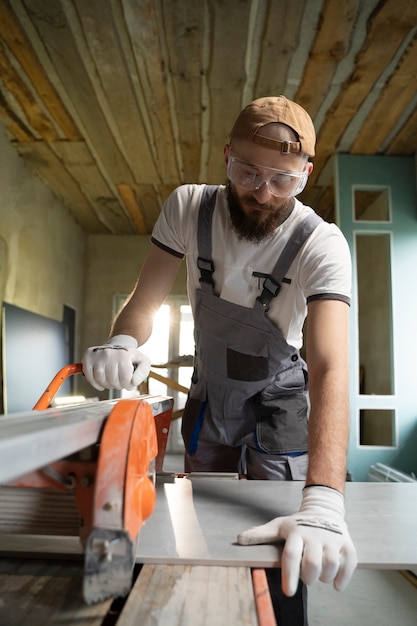 Foto tiler trabalhando na renovação do apartamento