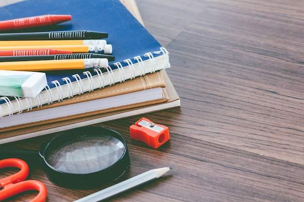 Útiles escolares en la mesa de madera