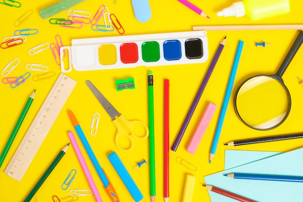 Útiles escolares y papelería fondo amarilloPreparando al niño para la escuela