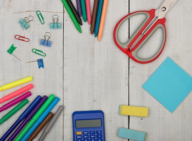 Útiles escolares tijeras pegatinas calculadora crayones borrador marcadores y otros accesorios