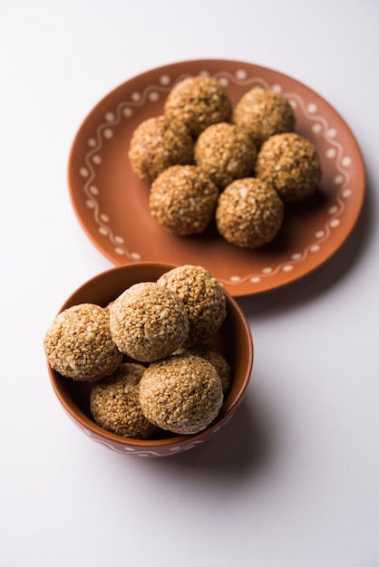 Tilgul Laddu o Til Gul balls para makar sankranti, es un alimento saludable elaborado con sésamo, maní triturado y azúcar moreno. servido en un bol. enfoque selectivo que muestra detalles.