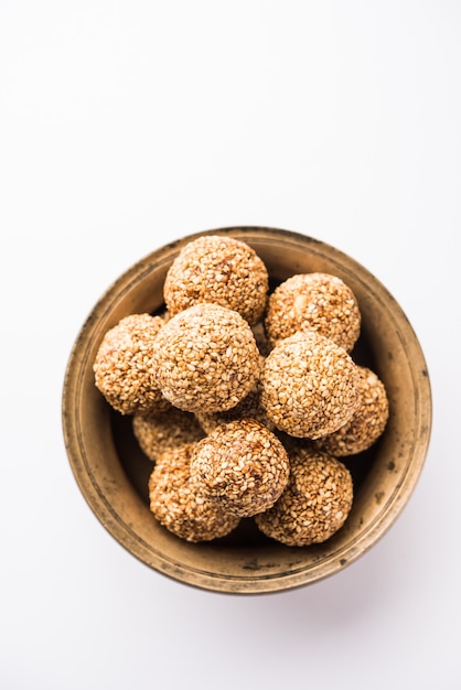 Tilgul Laddu ou Til Gul balls para makar sankranti, é um alimento saudável feito com gergelim, amendoim esmagado e açúcar mascavo. servido em uma tigela. foco seletivo mostrando detalhes.