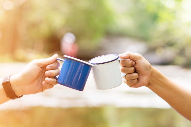 Tilintar copos uma xícara de café juntos