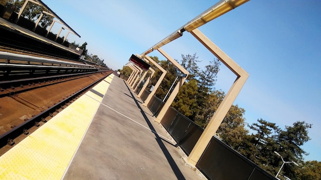 Foto tilt-bild eines leeren bahnhofs vor klarem himmel