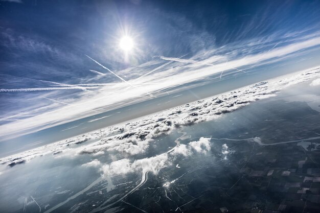 Foto tilt shot de nubes sobre el paisaje