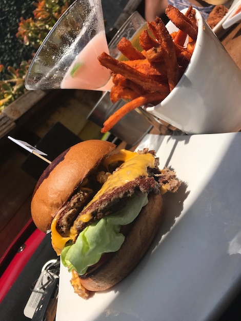 Foto tilt-shot von burger auf dem tisch im restaurant