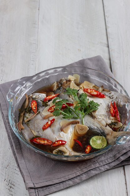 Tim Ikan Bawal oder gedämpfter Pomfret-Fisch mit Sojasoße nach chinesischer Art