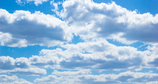 Ótima paisagem. Um céu azul claro com nuvens brancas.