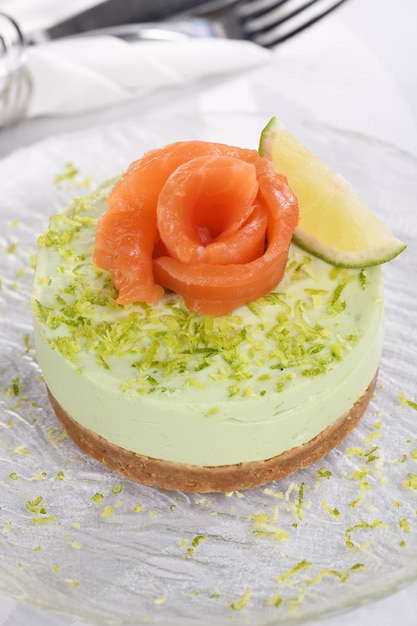 Timbale de aguacate con salmón