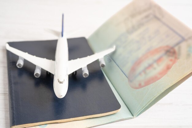 Foto timbre aprovado do visto e do documento do passaporte para a imigração no aeroporto do país