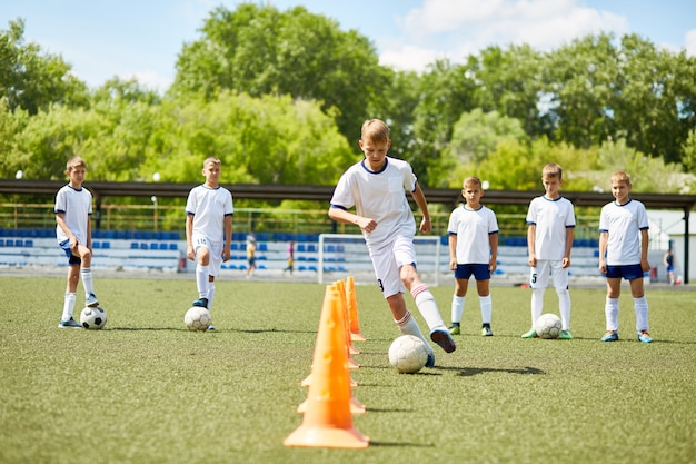 Time de futebol júnior na prática