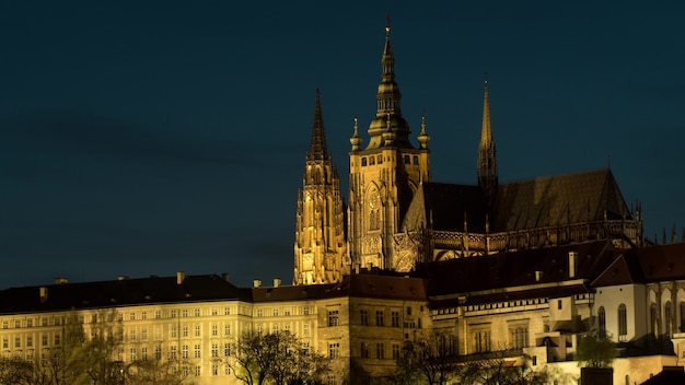 Timelapse do castelo de Praga iluminado à noite